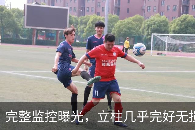 完整监控曝光，立柱几乎完好无损，网友称感觉不到高速剧烈撞击